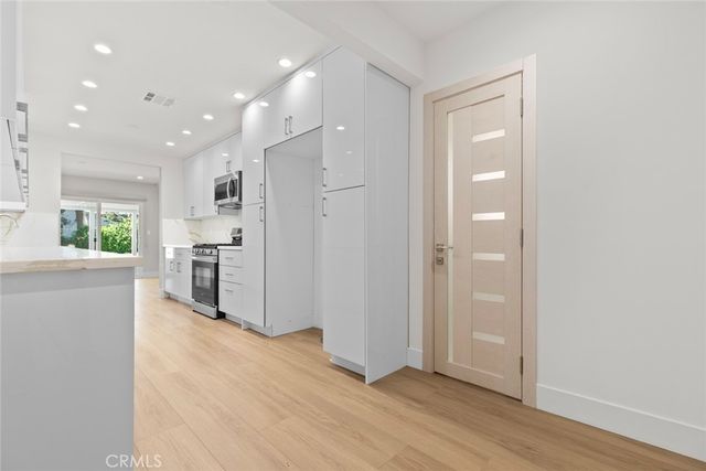 6820 Encino Avenue, Van Nuys, CA 91406