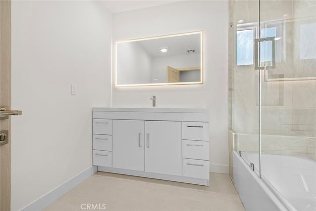 6820 Encino Avenue, Van Nuys, CA 91406