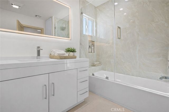 6820 Encino Avenue, Van Nuys, CA 91406