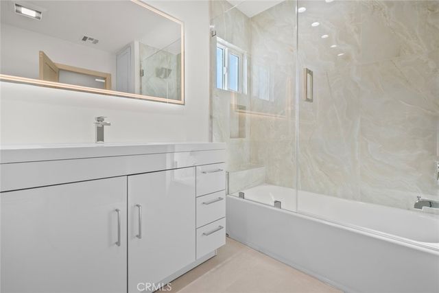 6820 Encino Avenue, Van Nuys, CA 91406