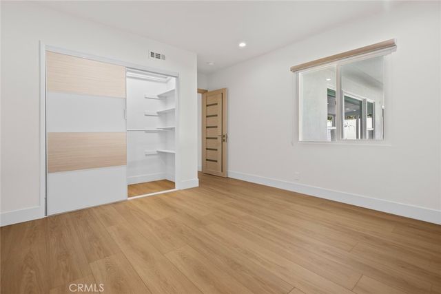 6820 Encino Avenue, Van Nuys, CA 91406