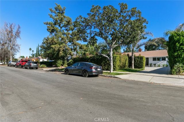 6820 Encino Avenue, Van Nuys, CA 91406
