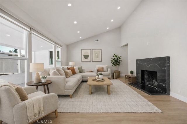 6820 Encino Avenue, Van Nuys, CA 91406