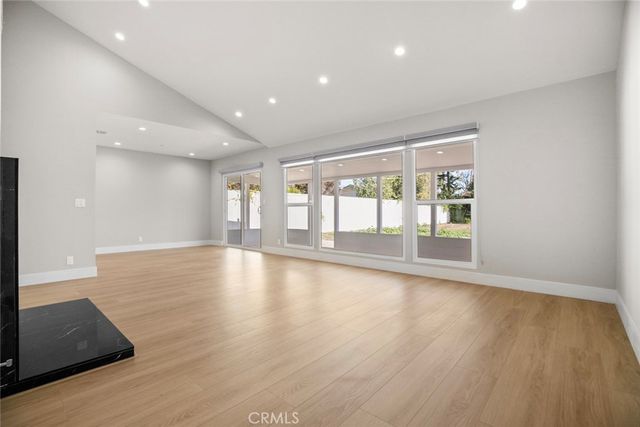 6820 Encino Avenue, Van Nuys, CA 91406