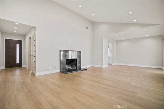 6820 Encino Avenue, Van Nuys, CA 91406