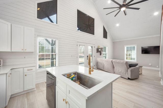 74 Blue Herring Dr, Decaturville, TN 38329