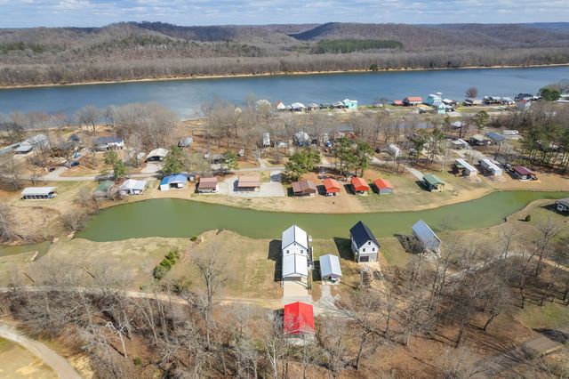 74 Blue Herring Dr, Decaturville, TN 38329