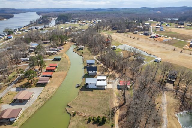 74 Blue Herring Dr, Decaturville, TN 38329