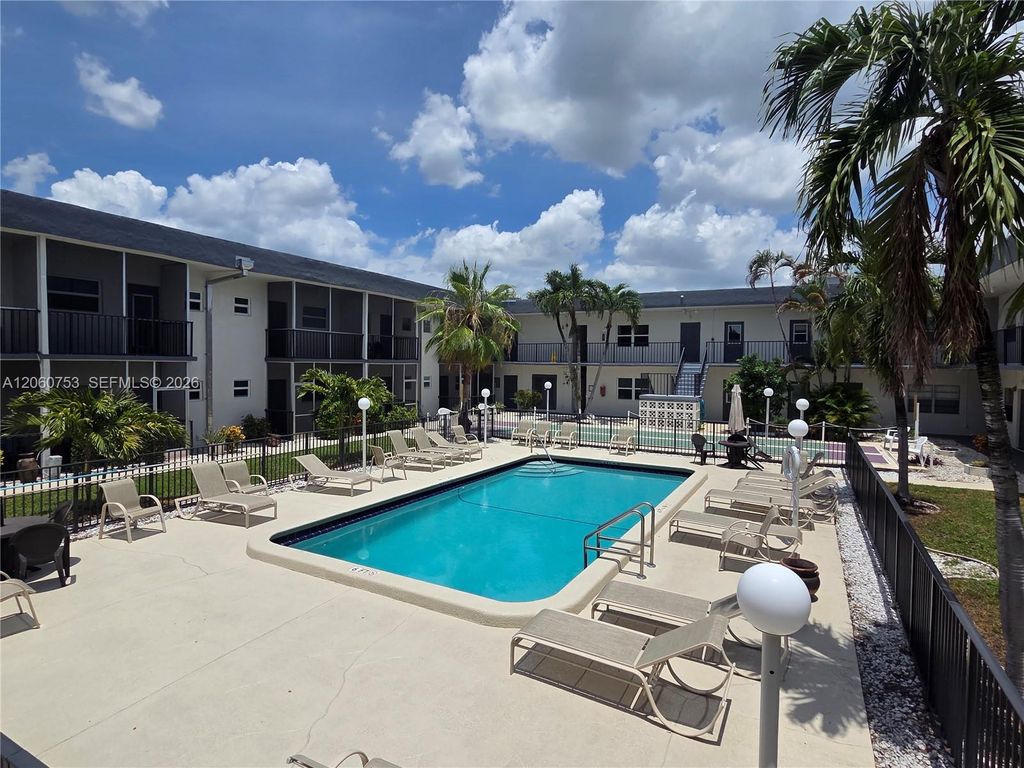 415 NE 2nd St 229, Hallandale Beach, FL 33009