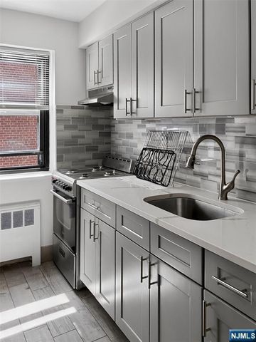 2339 Hudson Terrace C7, Fort Lee, NJ 07024
