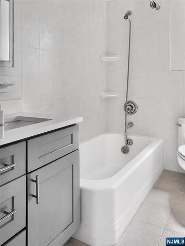 2339 Hudson Terrace C7, Fort Lee, NJ 07024