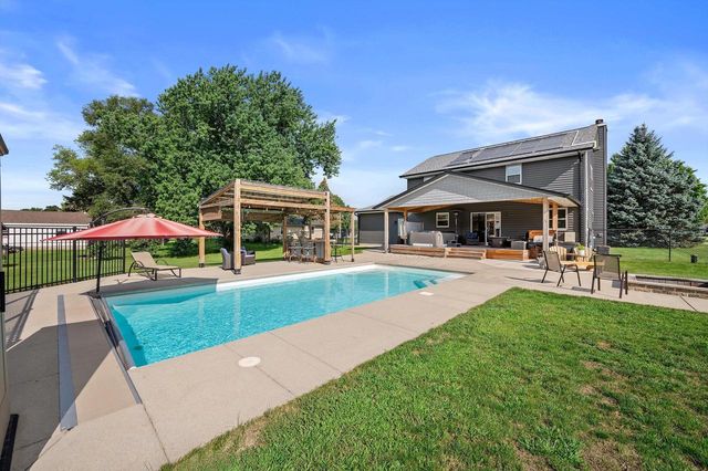 W1215 Jolly COURT, Ixonia, WI 53036