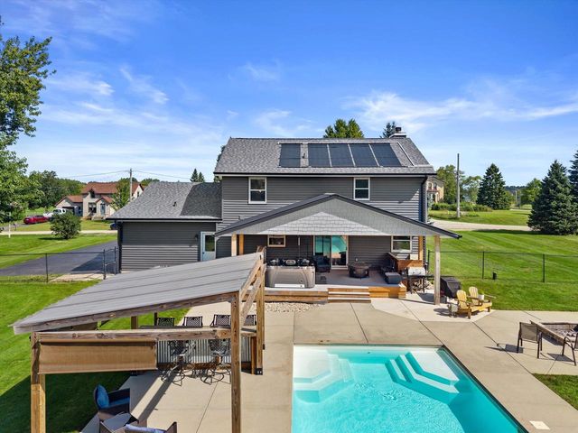 W1215 Jolly COURT, Ixonia, WI 53036