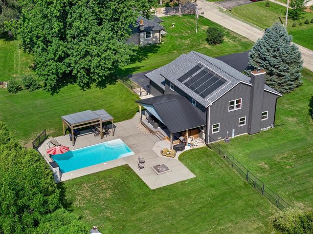 W1215 Jolly COURT, Ixonia, WI 53036
