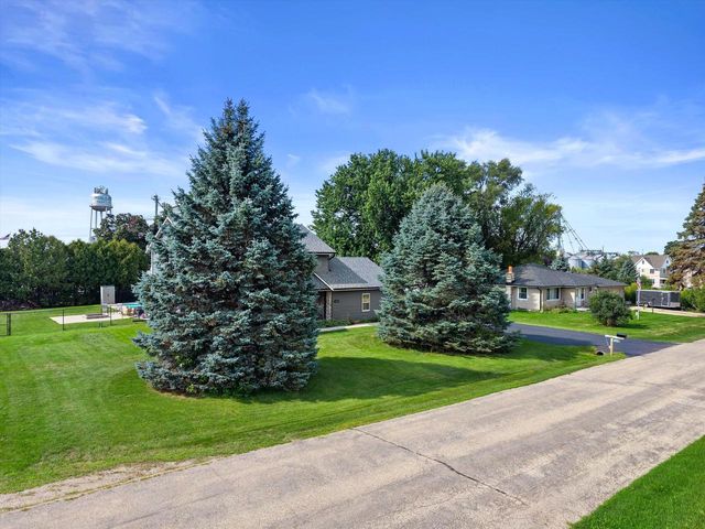 W1215 Jolly COURT, Ixonia, WI 53036