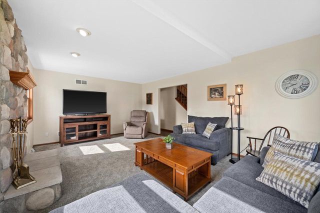 W1215 Jolly COURT, Ixonia, WI 53036