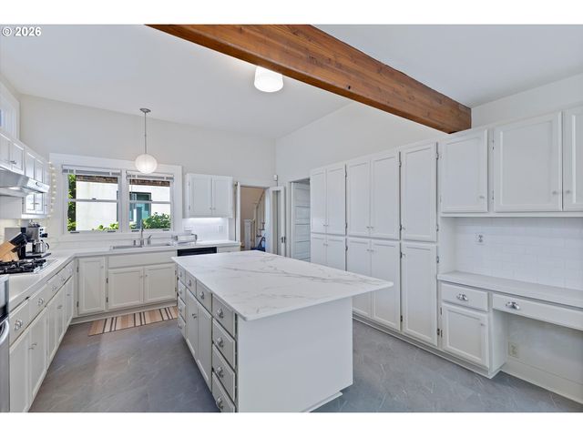 7608 S HOOD Ave, Portland, OR 97219