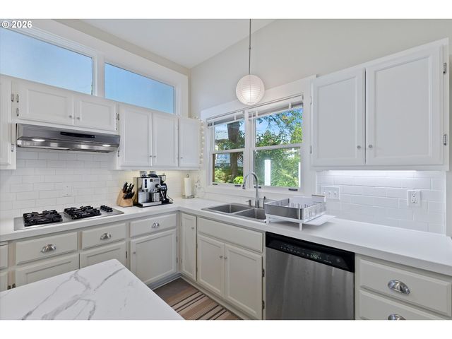 7608 S HOOD Ave, Portland, OR 97219