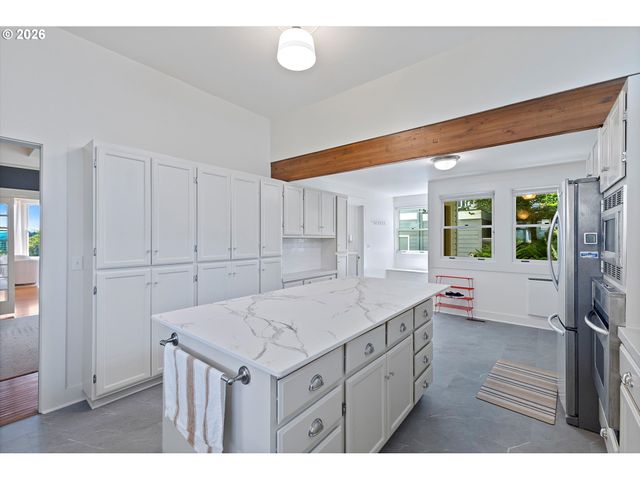 7608 S HOOD Ave, Portland, OR 97219