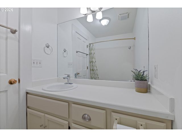 7608 S HOOD Ave, Portland, OR 97219