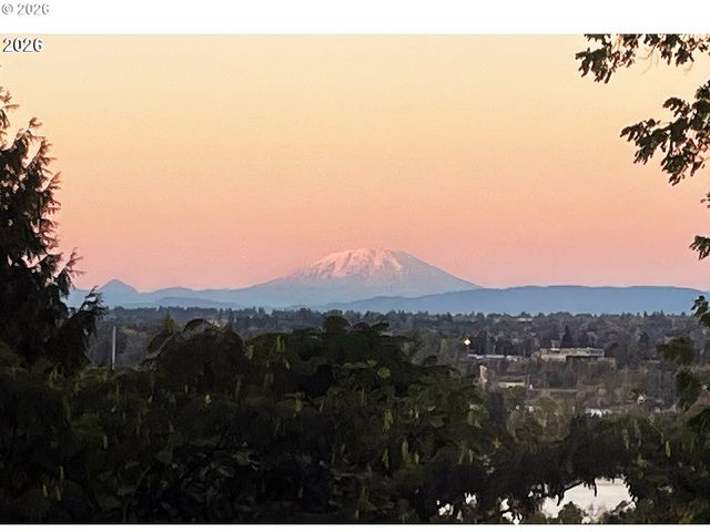 7608 S HOOD Ave, Portland, OR 97219