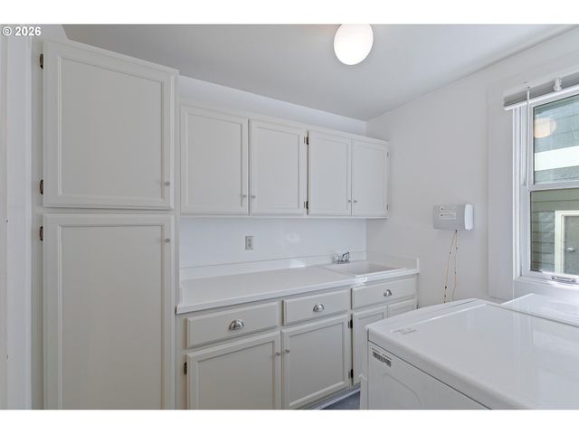 7608 S HOOD Ave, Portland, OR 97219