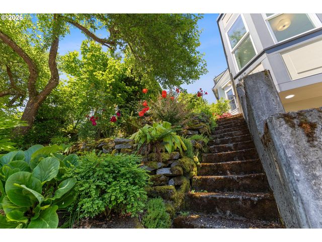 7608 S HOOD Ave, Portland, OR 97219