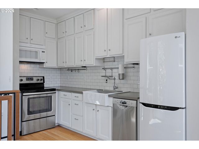 7608 S HOOD Ave, Portland, OR 97219