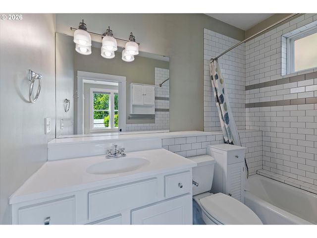 7608 S HOOD Ave, Portland, OR 97219