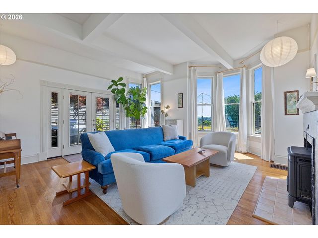 7608 S HOOD Ave, Portland, OR 97219