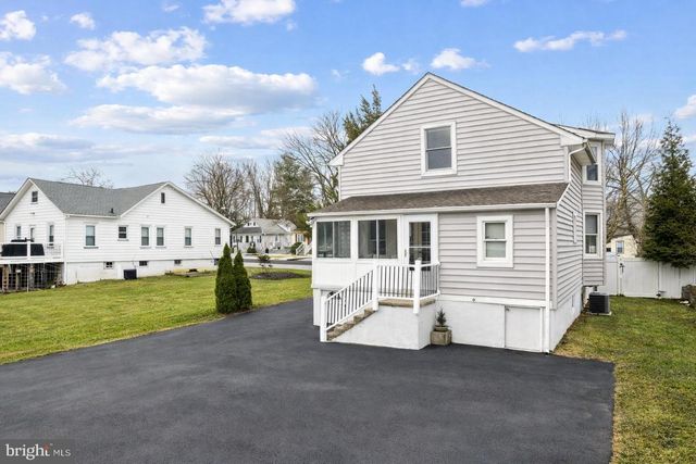 207 E PARK AVE, Maple Shade, NJ 08052