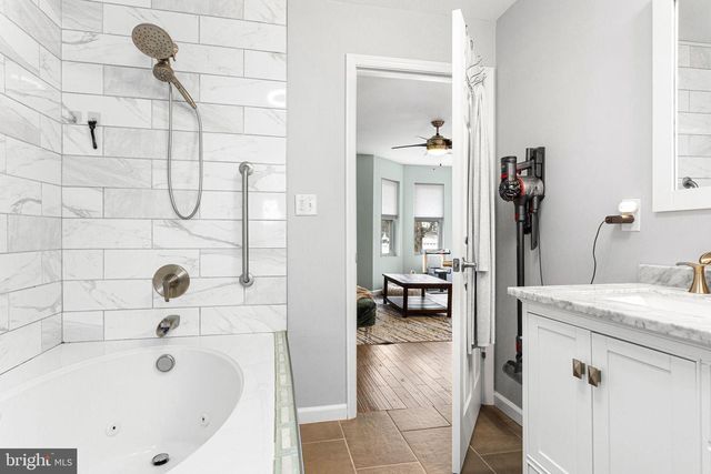 207 E PARK AVE, Maple Shade, NJ 08052