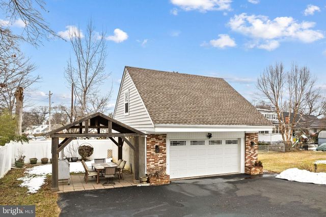 207 E PARK AVE, Maple Shade, NJ 08052