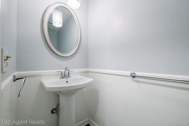 27370 Selkirk Street, Southfield, MI 48076