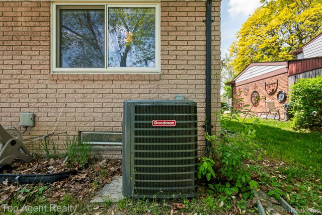 27370 Selkirk Street, Southfield, MI 48076
