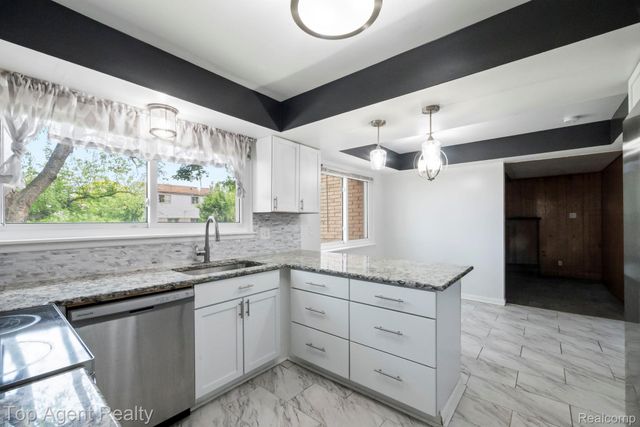 27370 Selkirk Street, Southfield, MI 48076