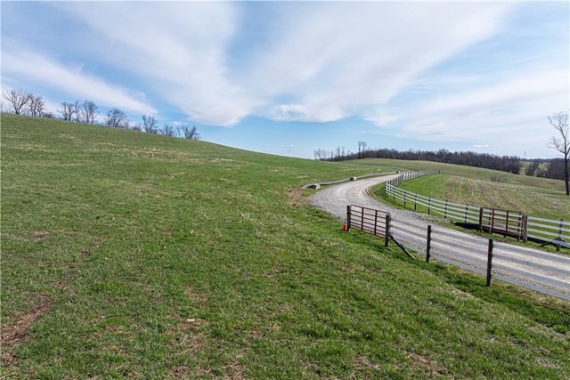 560 Old Hickory Ridge Rd, Chartiers, PA 15301