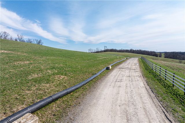 560 Old Hickory Ridge Rd, Chartiers, PA 15301