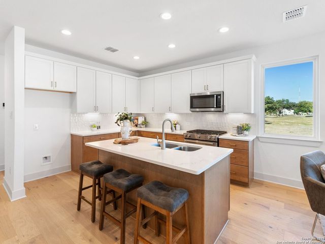 554 McMonigal Place, San Antonio, TX 78210