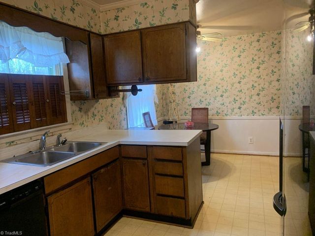 1514 Woodridge Avenue, Greensboro, NC 27405