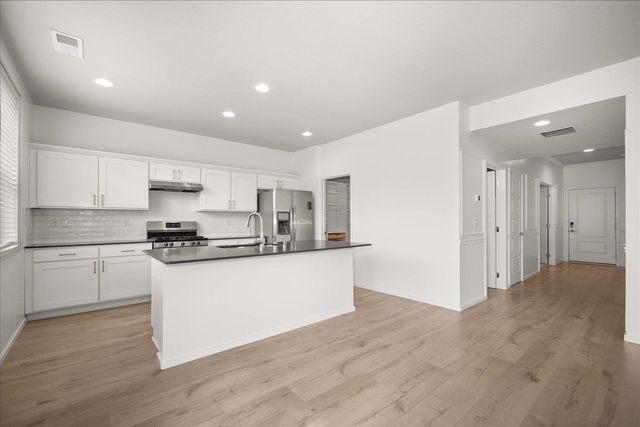 8006 S FRUITVALE Ln, Cheney, WA 99004