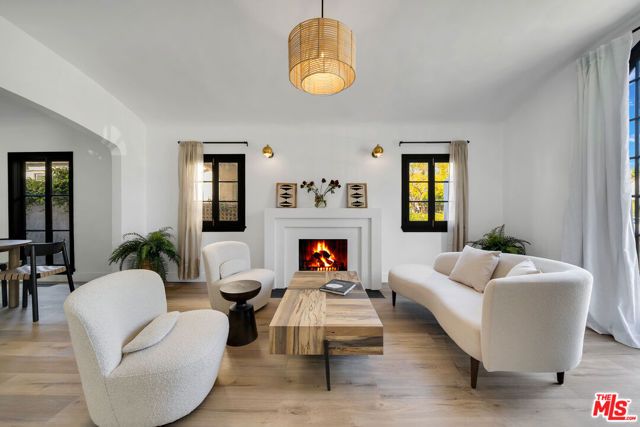 8822 Rosewood Avenue, West Hollywood, CA 90048