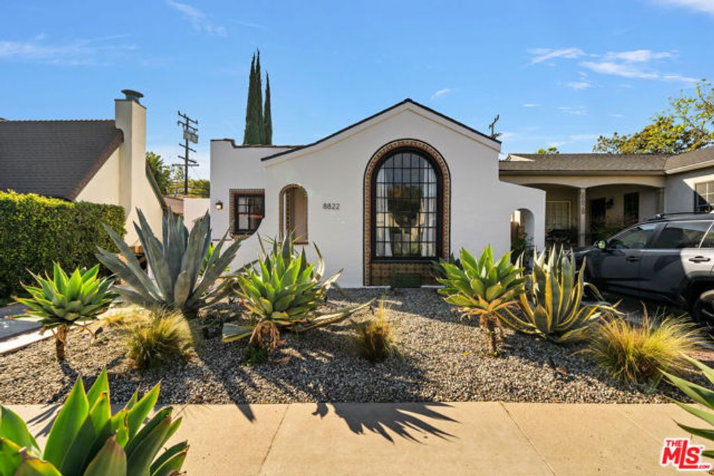 8822 Rosewood Avenue, West Hollywood, CA 90048