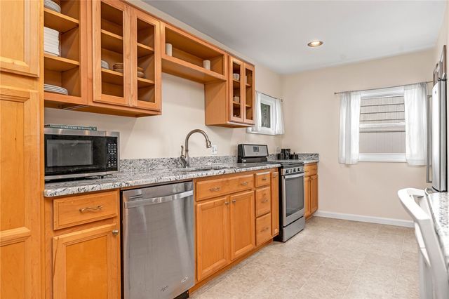 26 Bowden Avenue, Barrington, RI 02806