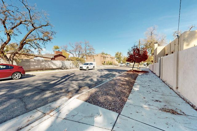 1424 Fruit Avenue NW, Albuquerque, NM 87104
