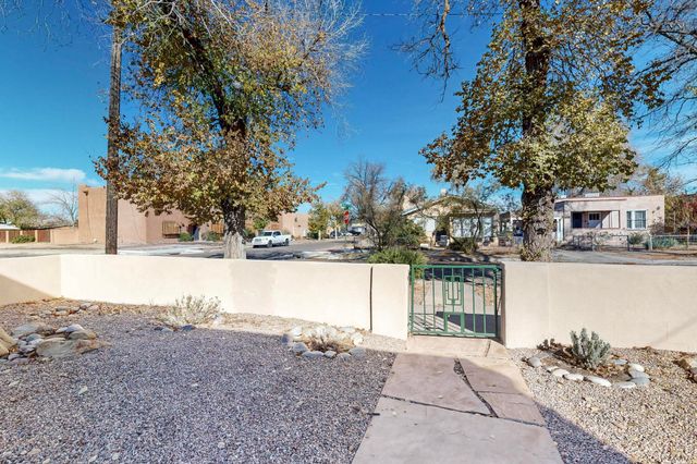 1424 Fruit Avenue NW, Albuquerque, NM 87104