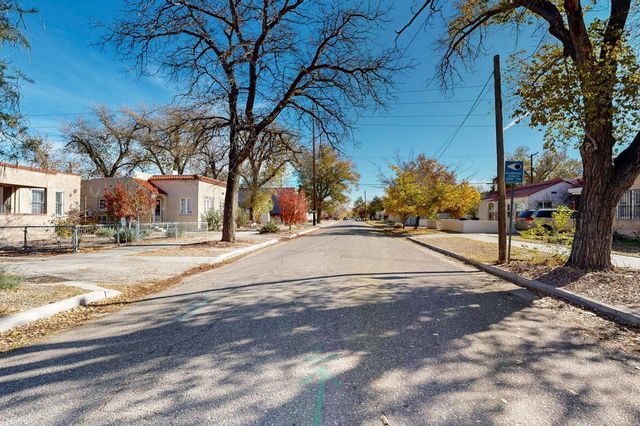1424 Fruit Avenue NW, Albuquerque, NM 87104