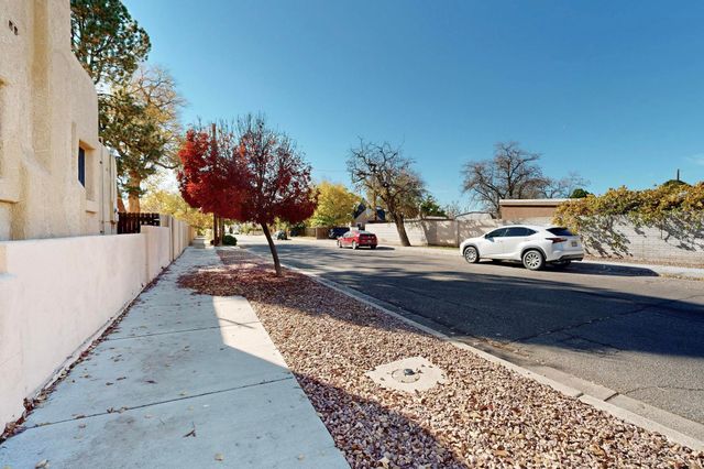 1424 Fruit Avenue NW, Albuquerque, NM 87104