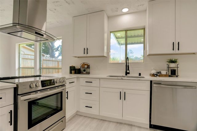 7926 Windy Creek Drive, Houston, TX 77040