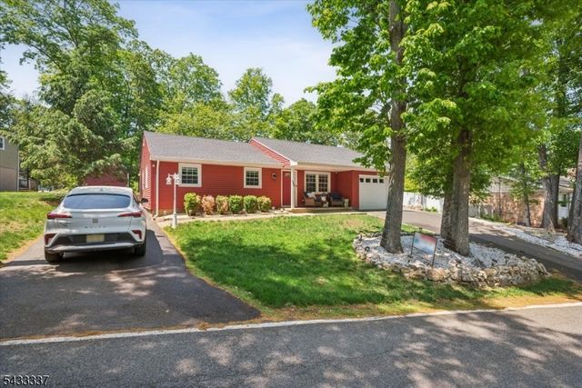 214 Santa Fe Trl, Hopatcong Boro, NJ 07843